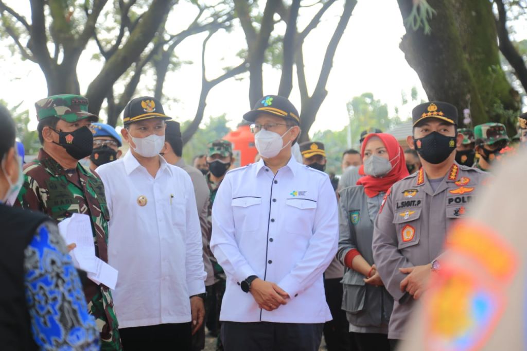 Kapolri-Panglima TNI Bersama Menkes Tinjau Langsung Vaksinasi Massal di Kota Madiun