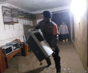 Brimob Madiun Turun Langsung Bantu Warga Terdampak Banjir di Desa Klumutan