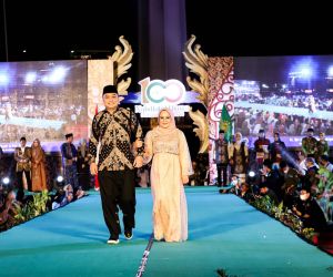 Wali Kota Eri Cahyadi dan Istri, Peragakan Busana Karya Desainer Muda NU