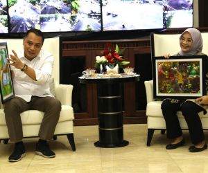 Wali Kota Eri Cahyadi dan Ning Rini Indriyani Puji Karya Lukisan Disabilitas