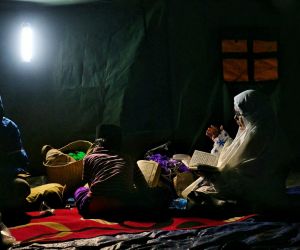 Tetap Membaca Al-Qur'an di Tenda Pengungsian Gempa Cianjur