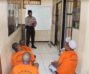 Melalui Program Iqro, Tahanan Polres Batu Belajar Membaca Al-Quran