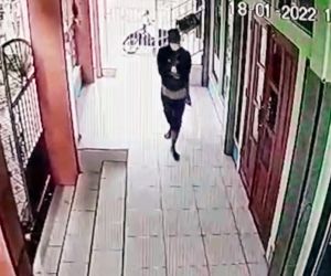 Pencuri Kotak Amal di Musholla Wiyung Terekam CCTV