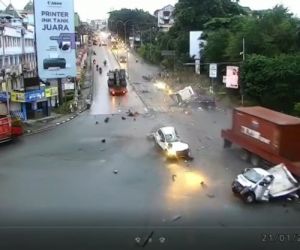 Diduga Rem Blong, Truk Seruduk 7 Mobil dan Motor di Lampu Merah, 5 Tewas