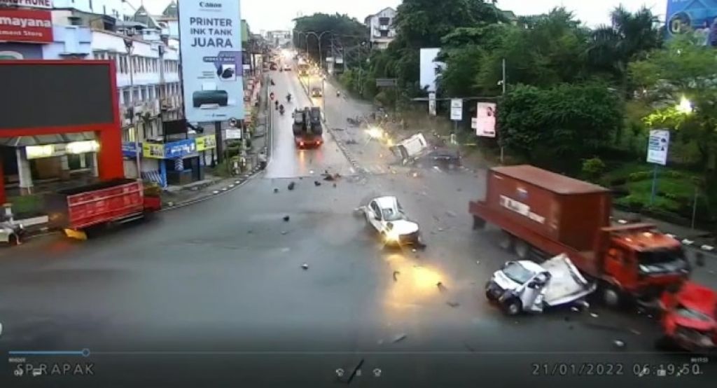 Diduga Rem Blong, Truk Seruduk 7 Mobil dan Motor di Lampu Merah, 5 Tewas